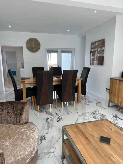 Clare Street - 3 Bedroom House With Private Parking Merthyr Tydfil Exterior photo